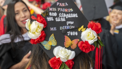 Graduation Cap that reads in Spanish "For my parents who came with nothing and gave me everything."